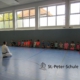 Gemeinsam Übung beim Karate Schnuppertag an der Schule